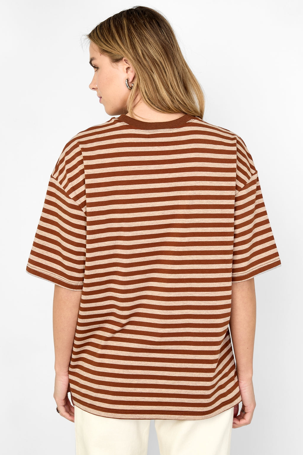 La camiseta de rayas coloridas