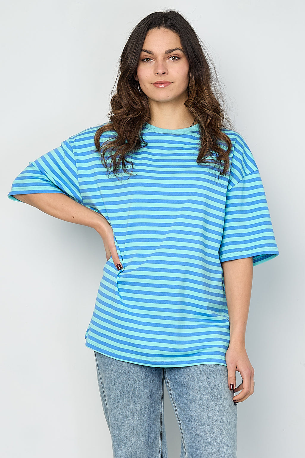 La camiseta de rayas coloridas