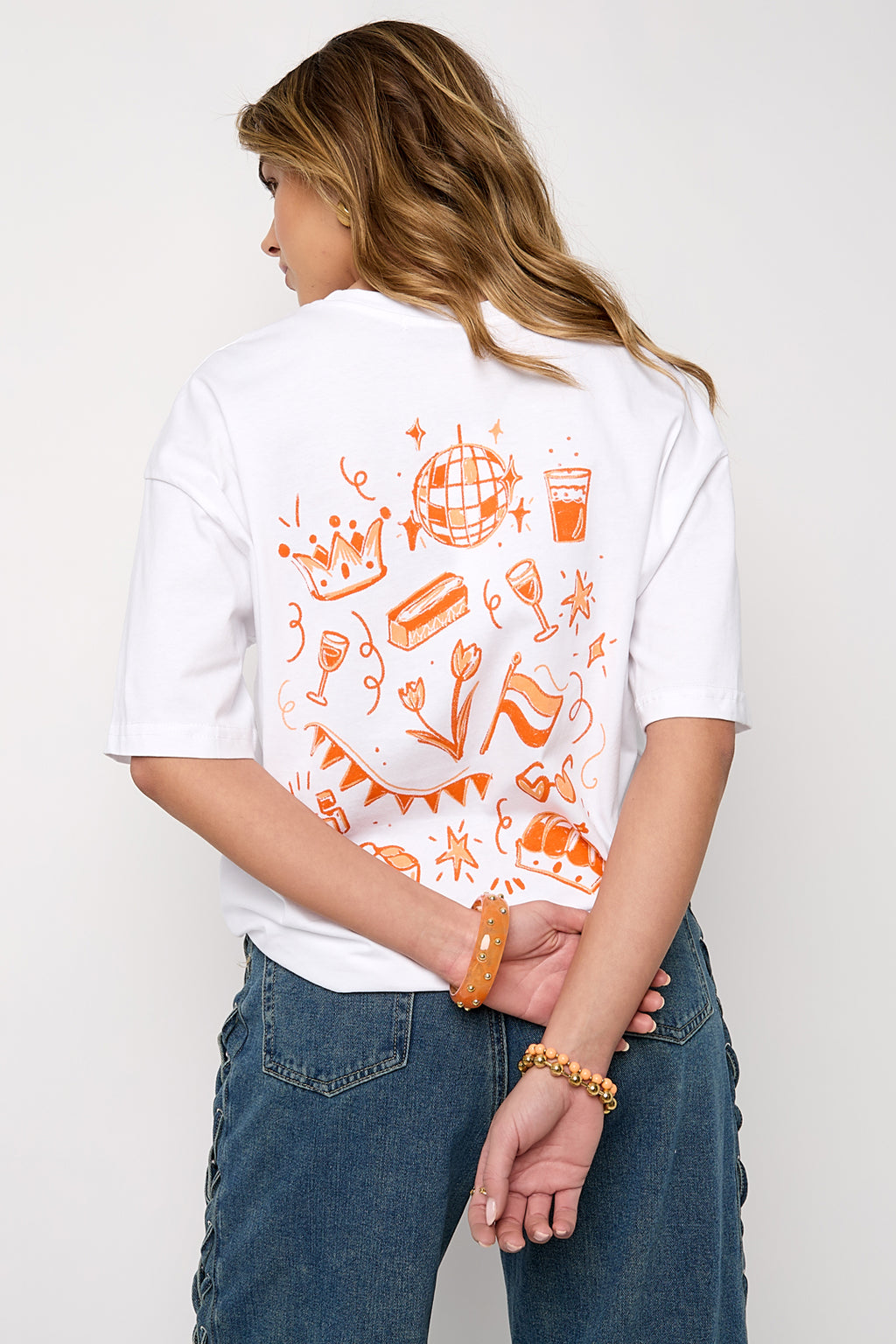 Camiseta con estampado de dibujos animados de corona