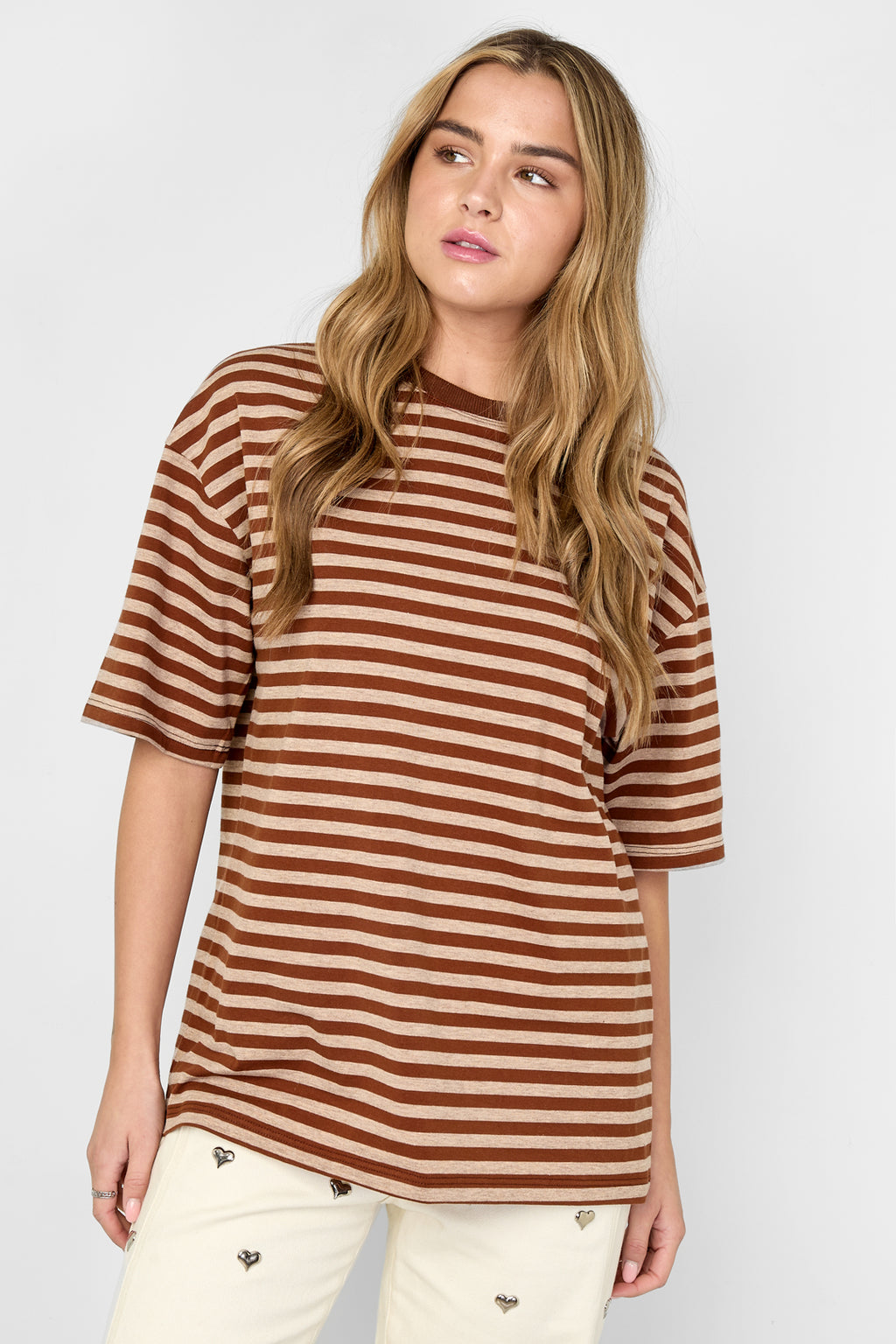 La camiseta de rayas coloridas