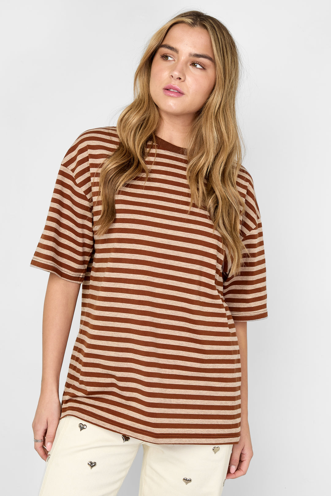 La camiseta de rayas coloridas