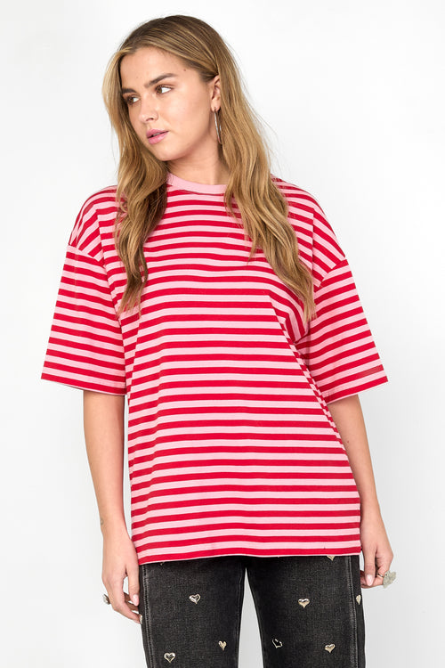 La camiseta de rayas coloridas