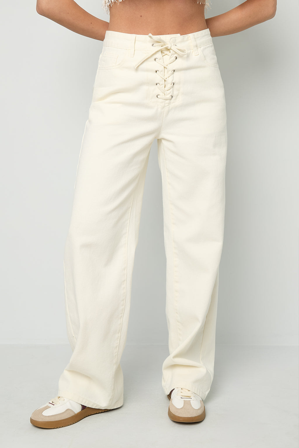 Vaqueros de mezclilla con cordones